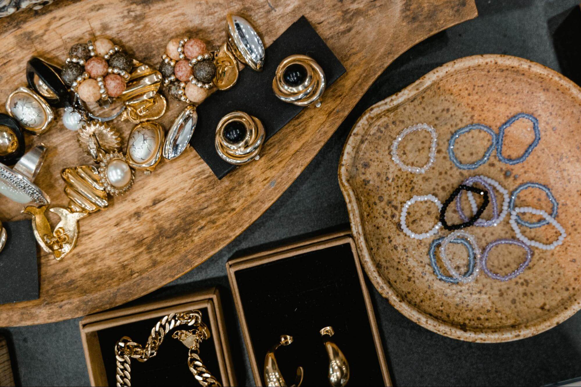 Gold or Sterling Silver? Choosing the Right Memorial Jewelry